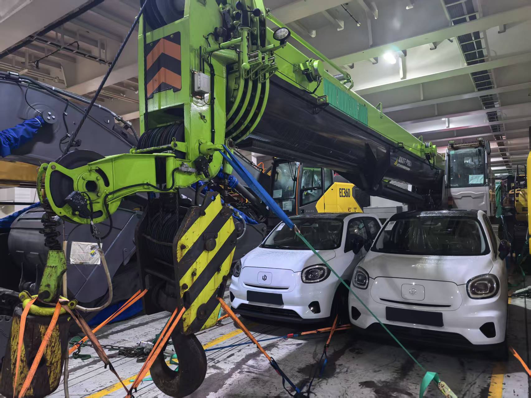 Heavy machinery and vehicles safely loaded together in RORO vessel