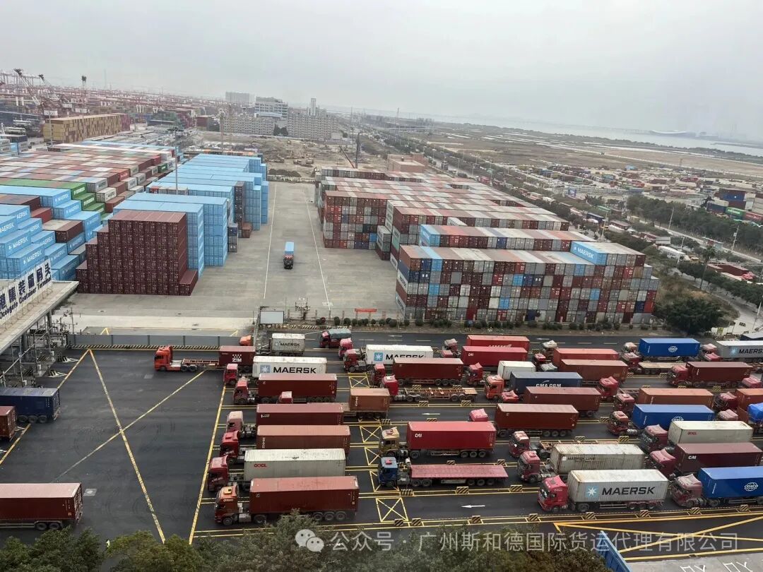 Panoramic view of the port terminal and container staging area
